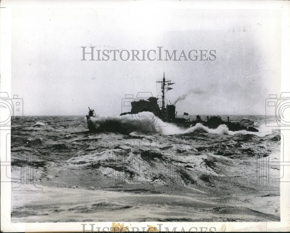 1943 Press Photo British Hunt Class Destroyer Ship In Choppy Mediterranean Water