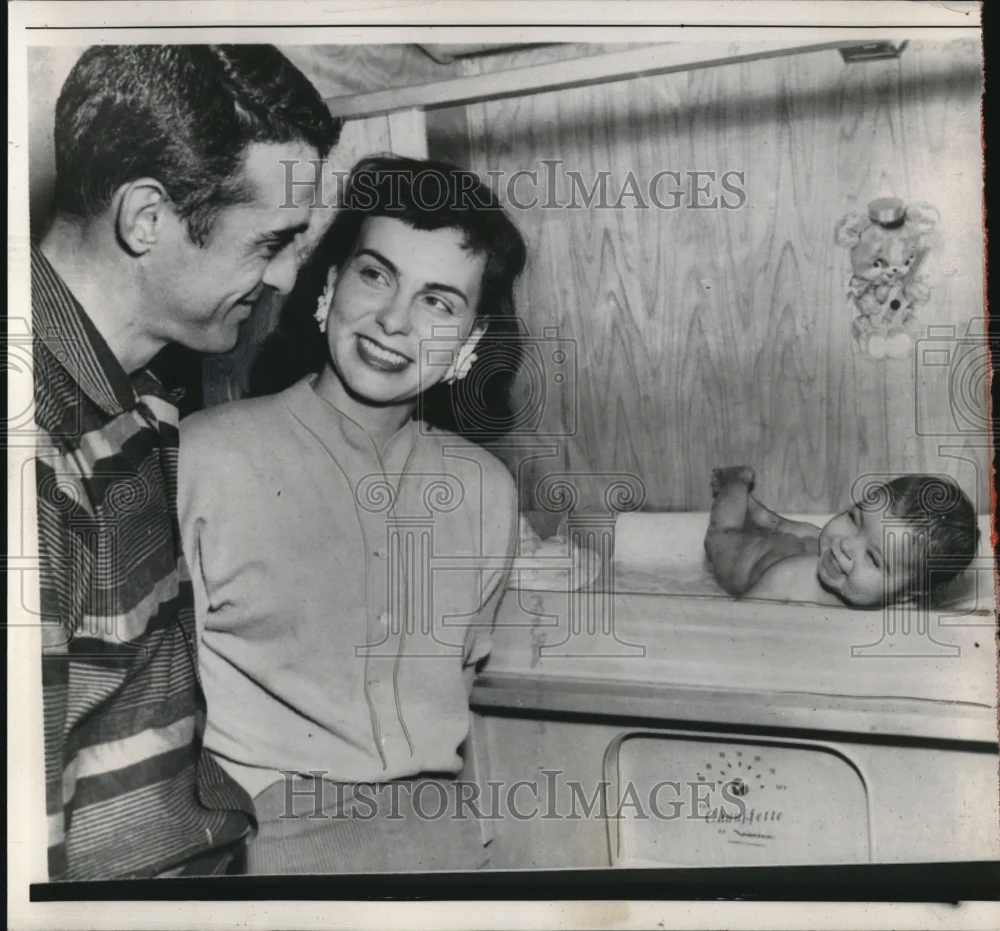 1958 Press Photo Richard Nunes And Wife Watch Baby in NICU Hospital Unit