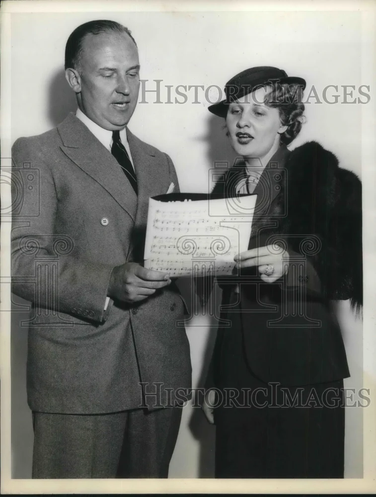 1936 Press Photo Fred Clark Commander Of Crusaders Sings March Of The Blues