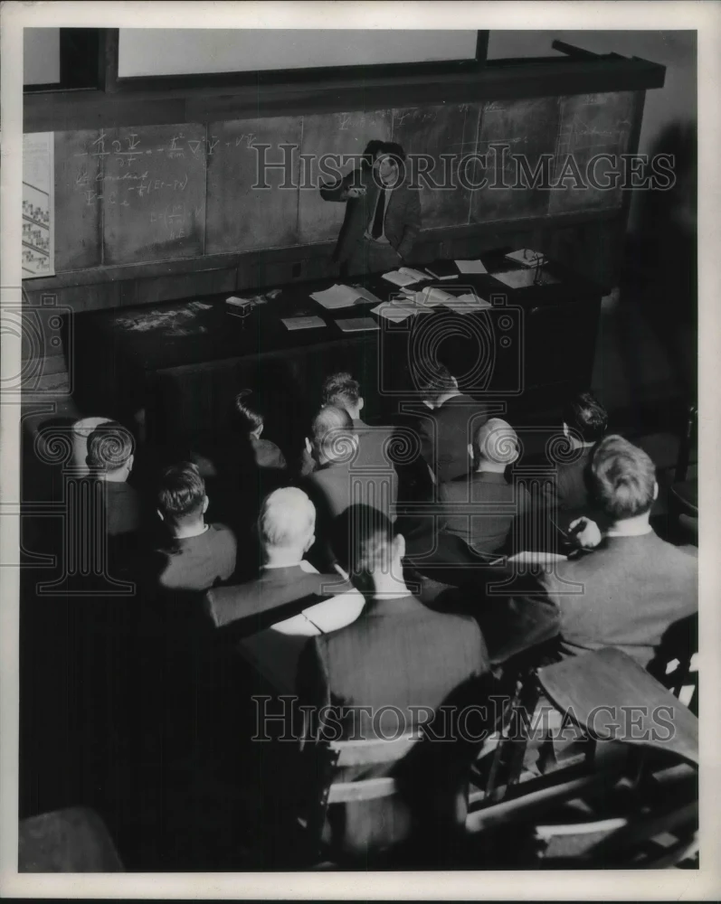 1946 Press Photo Dr William Van der Grinten discussing nuclear physics
