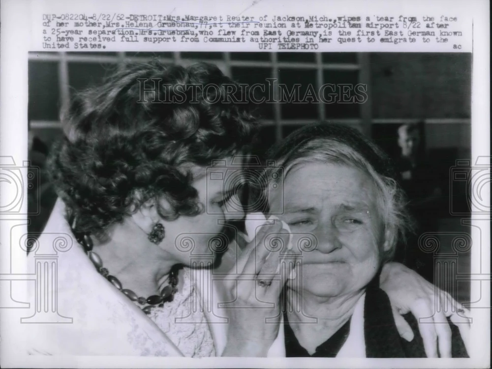 1962 Press Photo Margaret Reuter wipes a tear from her mother Helena Gruebnau