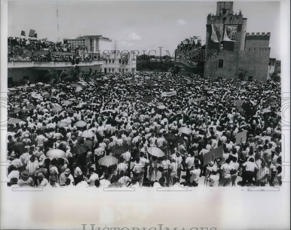 1965 Press Photo Crowd Fills Courtyard Of Ozama Fortress During Rally