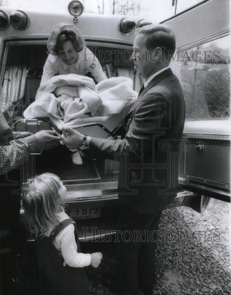 1970 Press Photo Liberty Corners, NJ Meg Kienset & parents with quintuplets