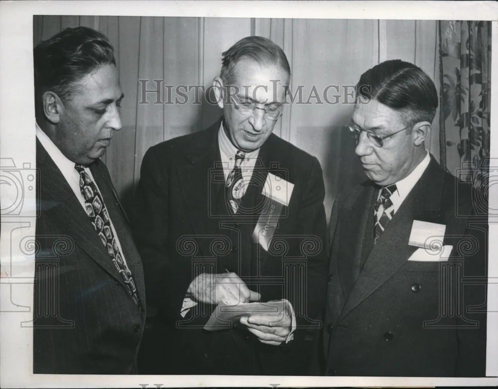 1945 Press Photo NYC, Natl Assoc of Mfgrs, KM Robinson, L DuPont, LA Johnson