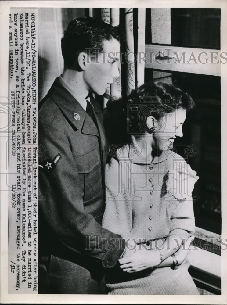 1952 Press Photo Mr. & Mrs. John Tovani Look Out Of Their Hotel Window