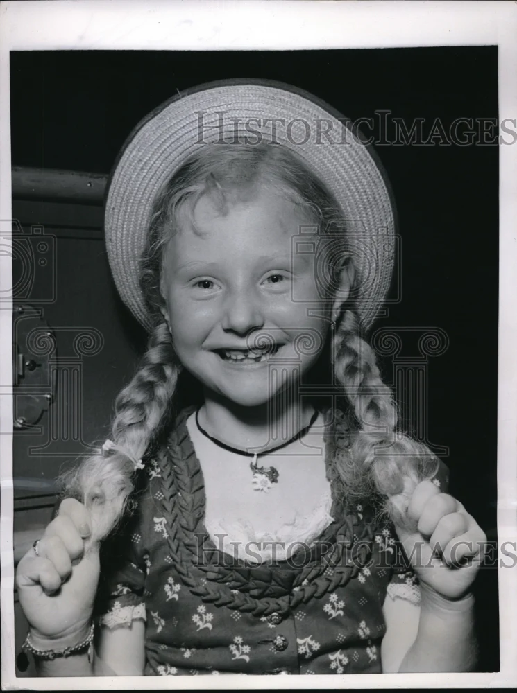 1955 Press Photo Marguerite Hennessee as she tells her trip across the Atlantic