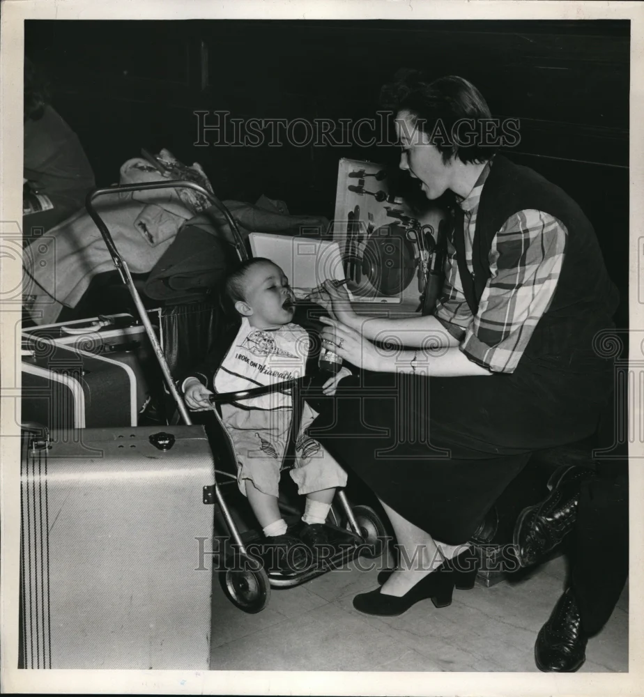 1952 Press Photo Cleveland, Ohio actress Mrs Virginia Holden & baby Kerry