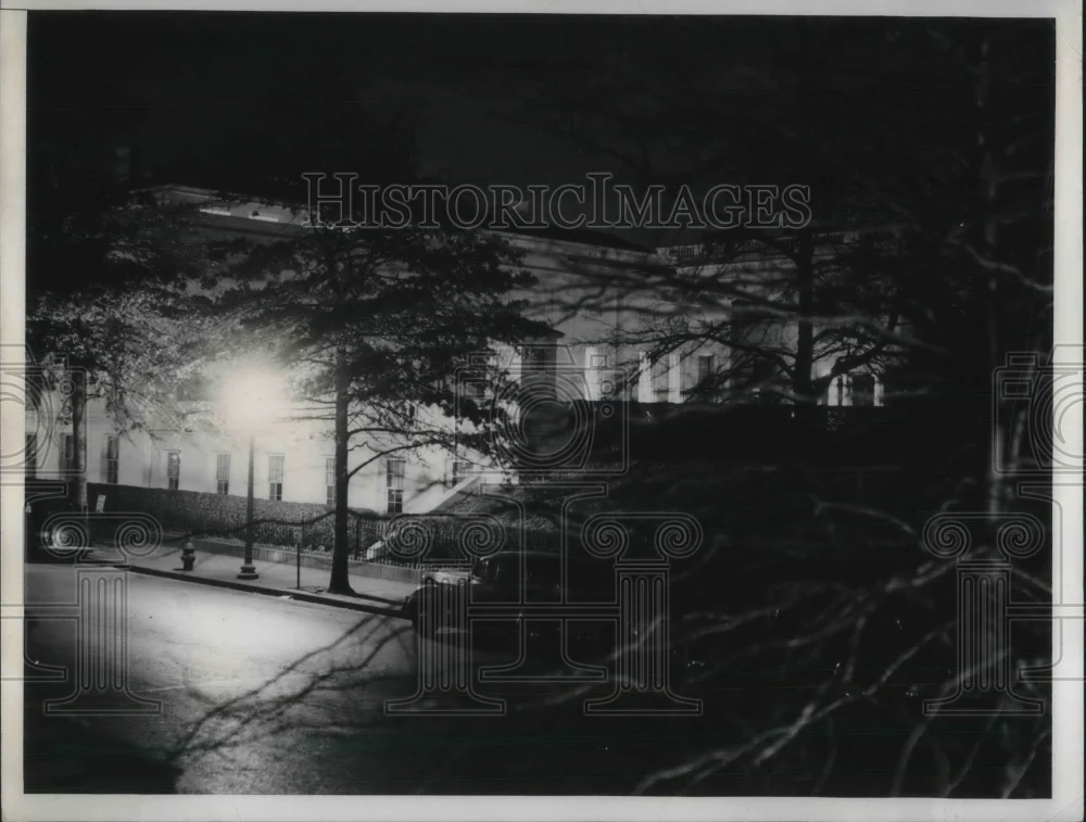 1937 Press Photo White House burns midnight oil as gunboat sinks