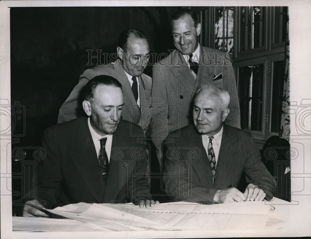 1945 Press Photo Football Commissioner discussed football Clinic in Illinois.