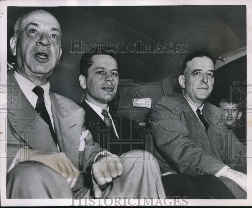 1952 Press Photo Government Lawmen leave court