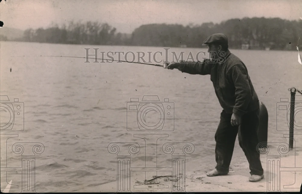 1919 Press Photo A local anglers casting his reel to fish in the docks