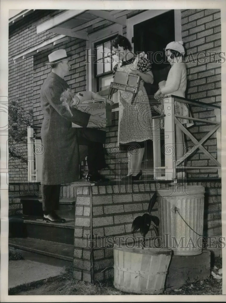 1938 Press Photo Man collecting broken toys to repair for Christmas - nec49061