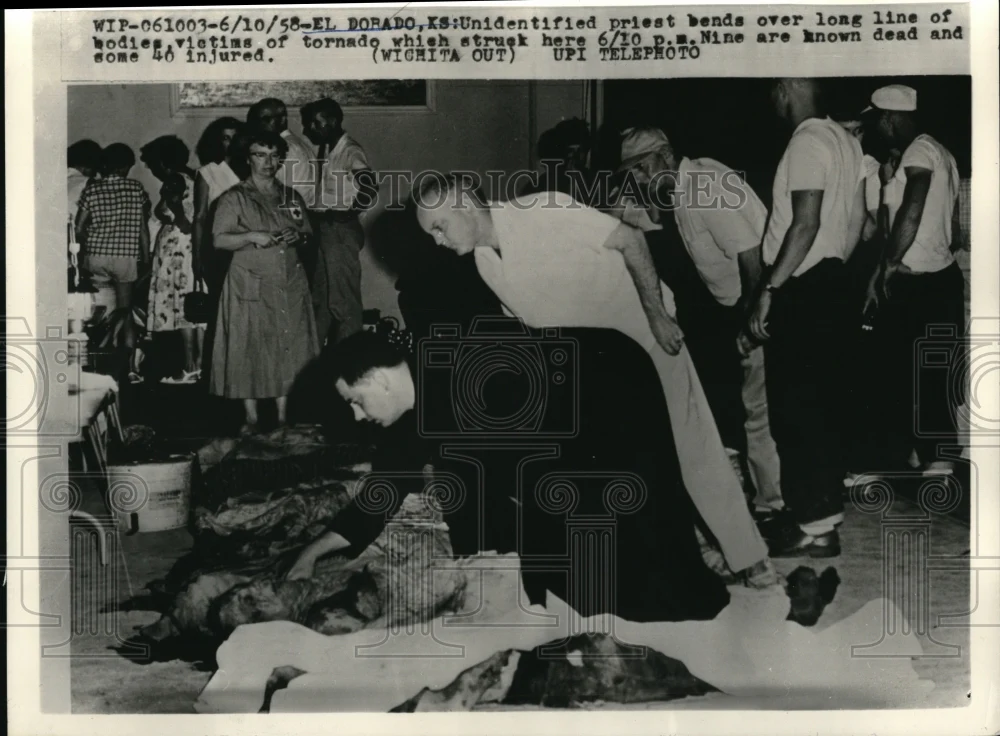 1958 Press Photo El Dorado Tornado Victims