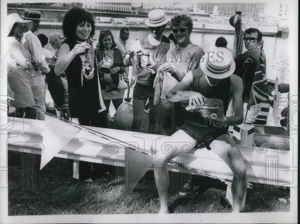 1970 Press Photo Diane Gibson & British team after a race