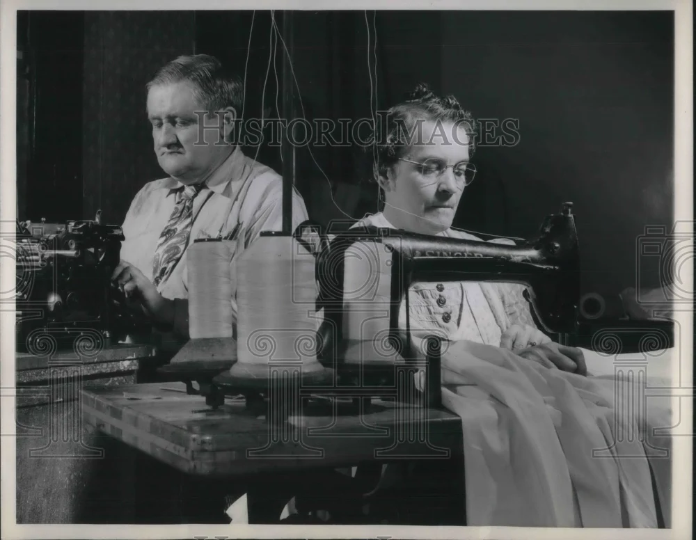 1943 Press Photo Brauner Ostergarrd Sewing Machine