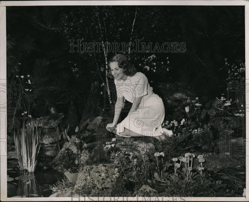 1939 Press Photo Margaret Lanson at International Flower Show