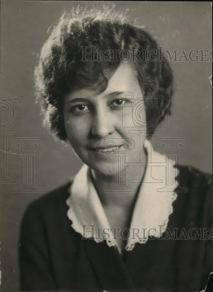 1926 Press Photo Gertude Stoutenous interview for a newspaper