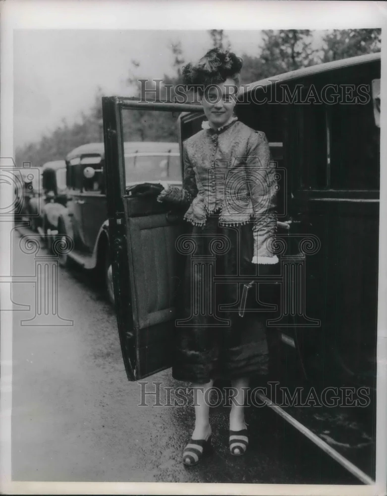 1949 Press Photo Viscountess St David Wears Victorian Outfit Of Black Satin