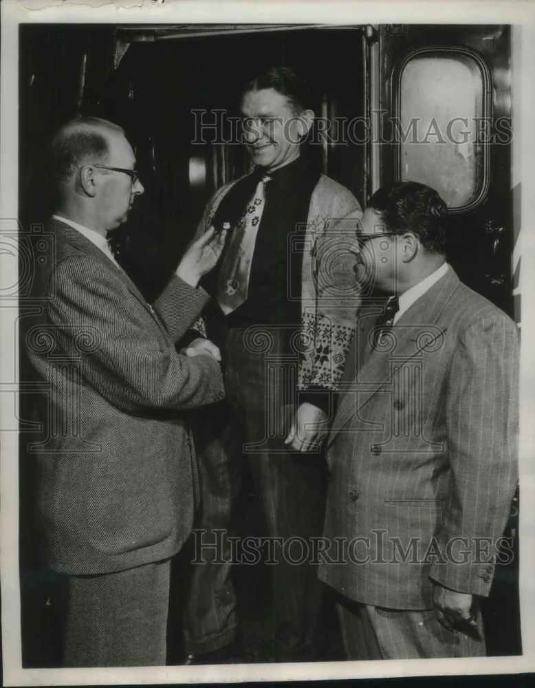 1953 Press Photo William Snooks awarded for 11 yrs of safe driving