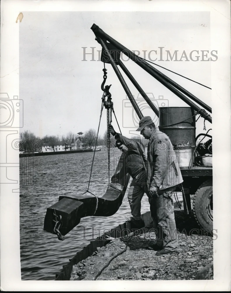 1964 Press Photo 18 tons of rubber fendering installed on New pier at Erie, Pa