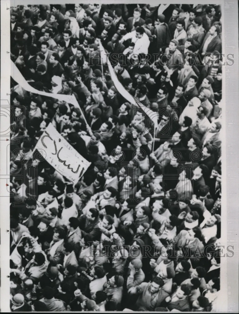 1958 Press Photo A mob around the presidential palace in Tunis - nec60613