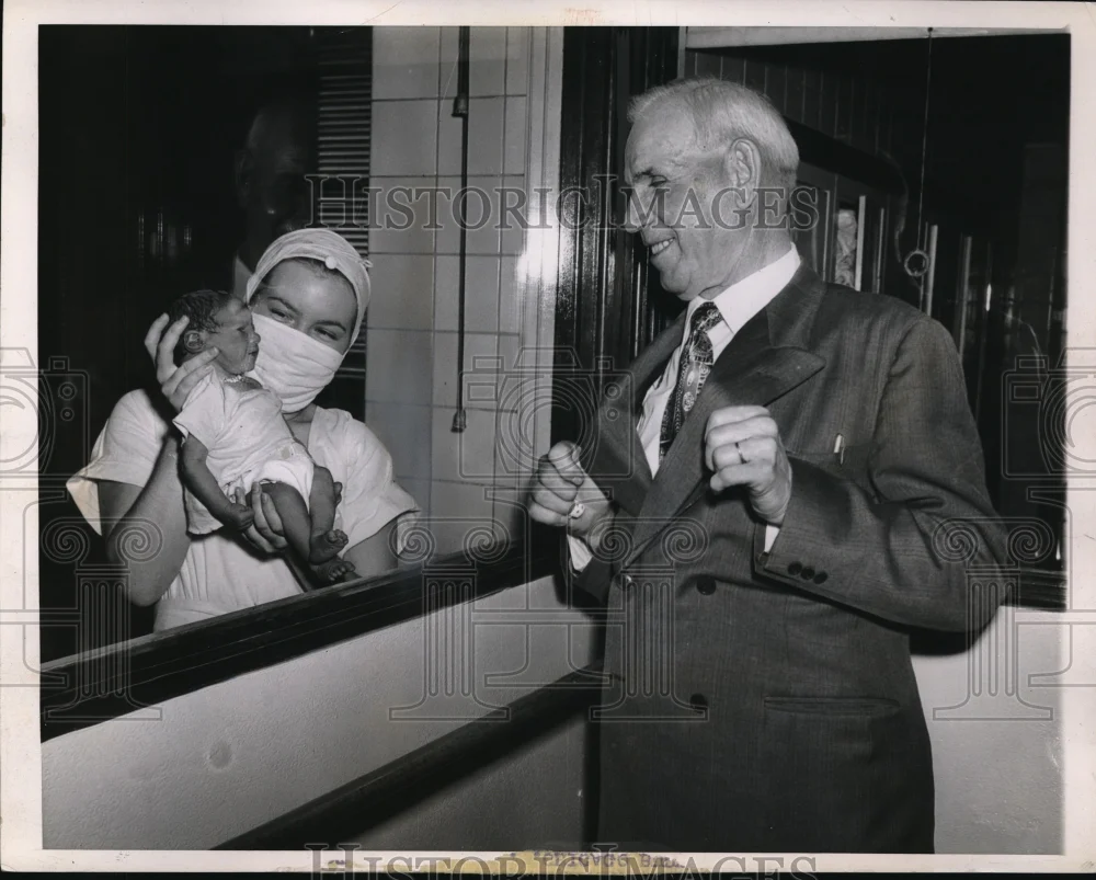 1947 Press Photo Proud 71-year-old father Robert Good sees his youngest child Philip Martin Good