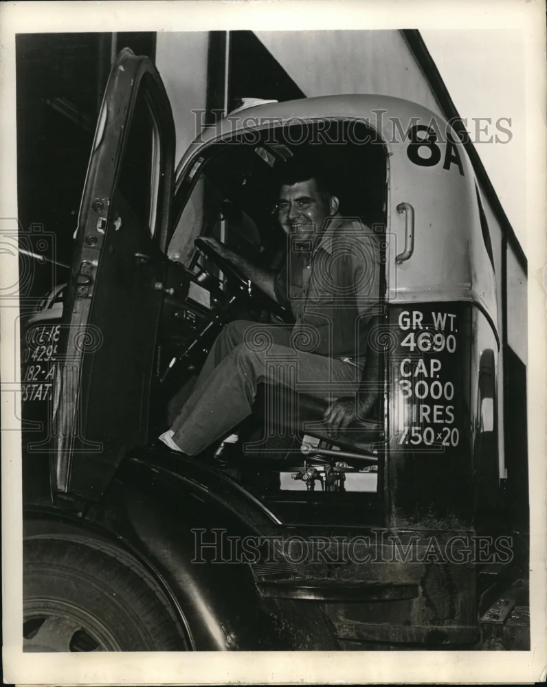 1946 Press Photo Monroe, Michigan Clayton Balmer in new Monroe hydraulic easy