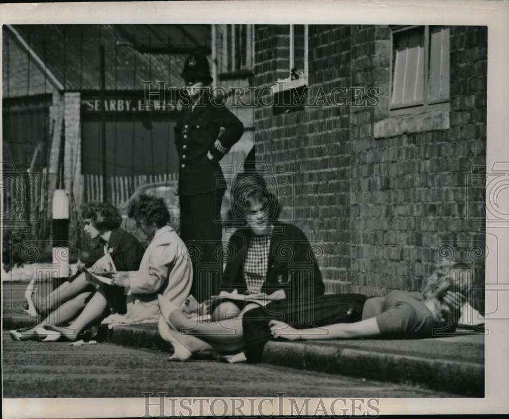 1960 Press Photo Teenage Girls Protest In London - nec68313