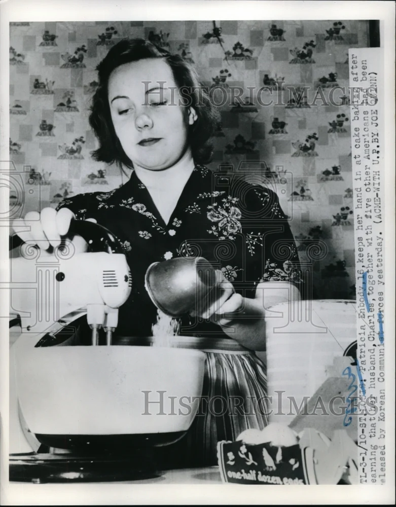 1951 Press Photo Patricia Enbody baking after her husband Charles released by Ko