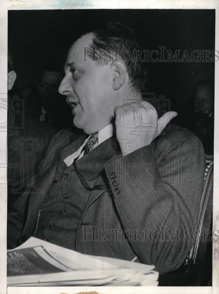 1942 Press Photo Thurman Arnold says cartel is cause of rubber shortage, WWII