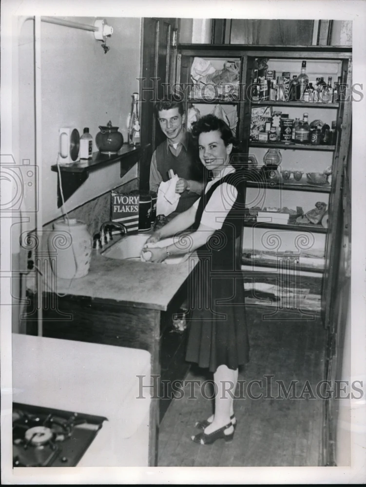 1946 Press Photo Mr. and Mrs. Robert Lopez tenants of the Concord Apartments
