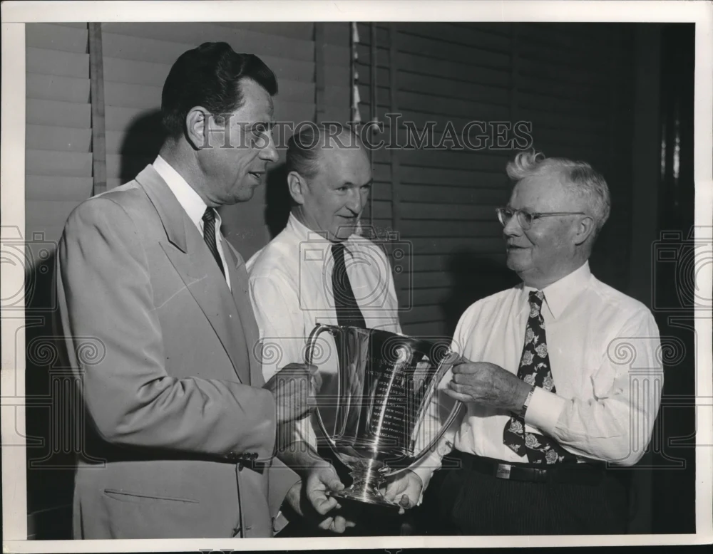 1952 Press Photo William Curley, Robert Keogh get photography award from Sarno