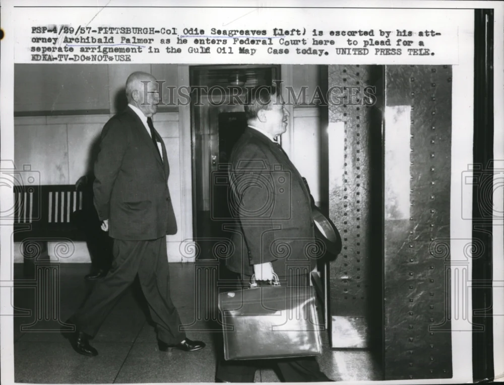 1957 Press Photo Col Odie Seagraves & atty Arch Palmer, Gulf Oil Map case
