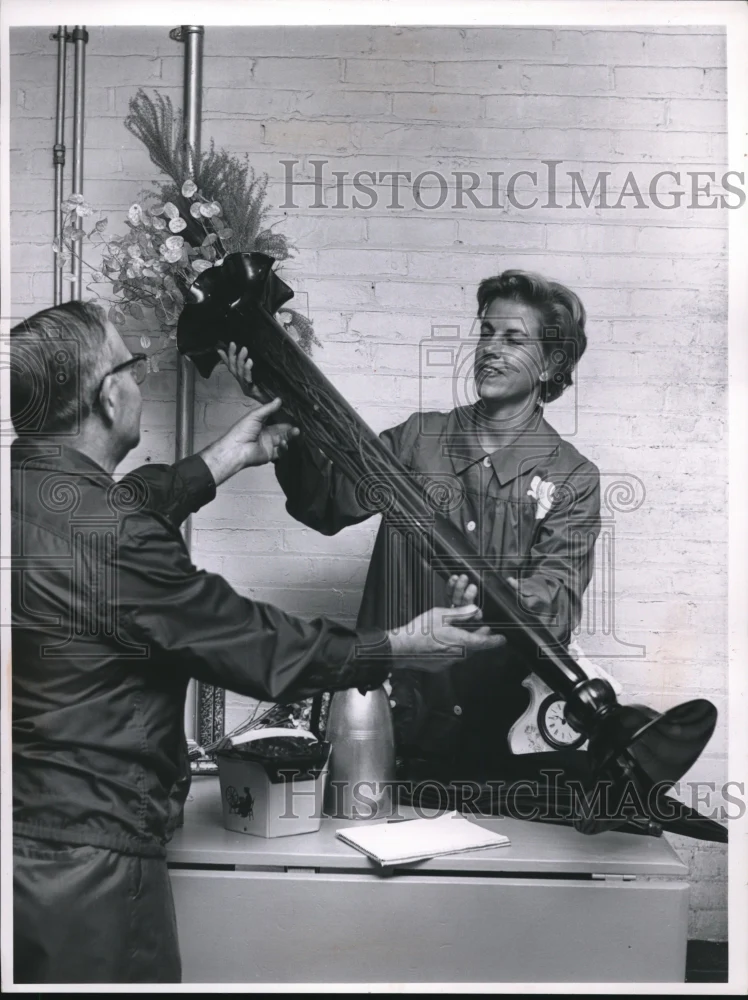 1961 Press Photo Mrs Charles Newcomer & John Sylvester at White Sale