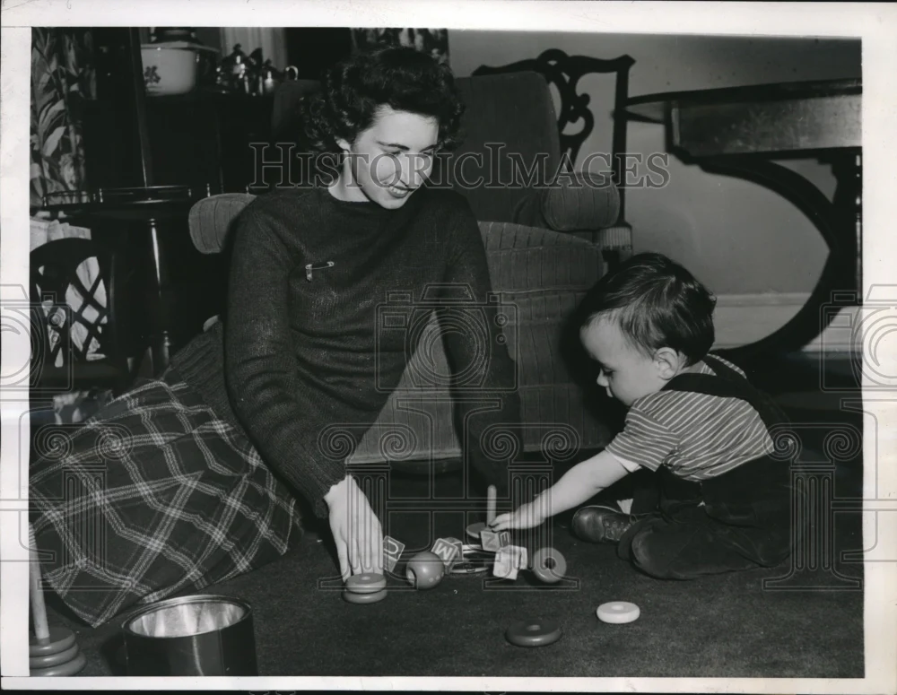 1944 Press Photo Wash DC Working Moms Club, Eve Rothenberg & a baby