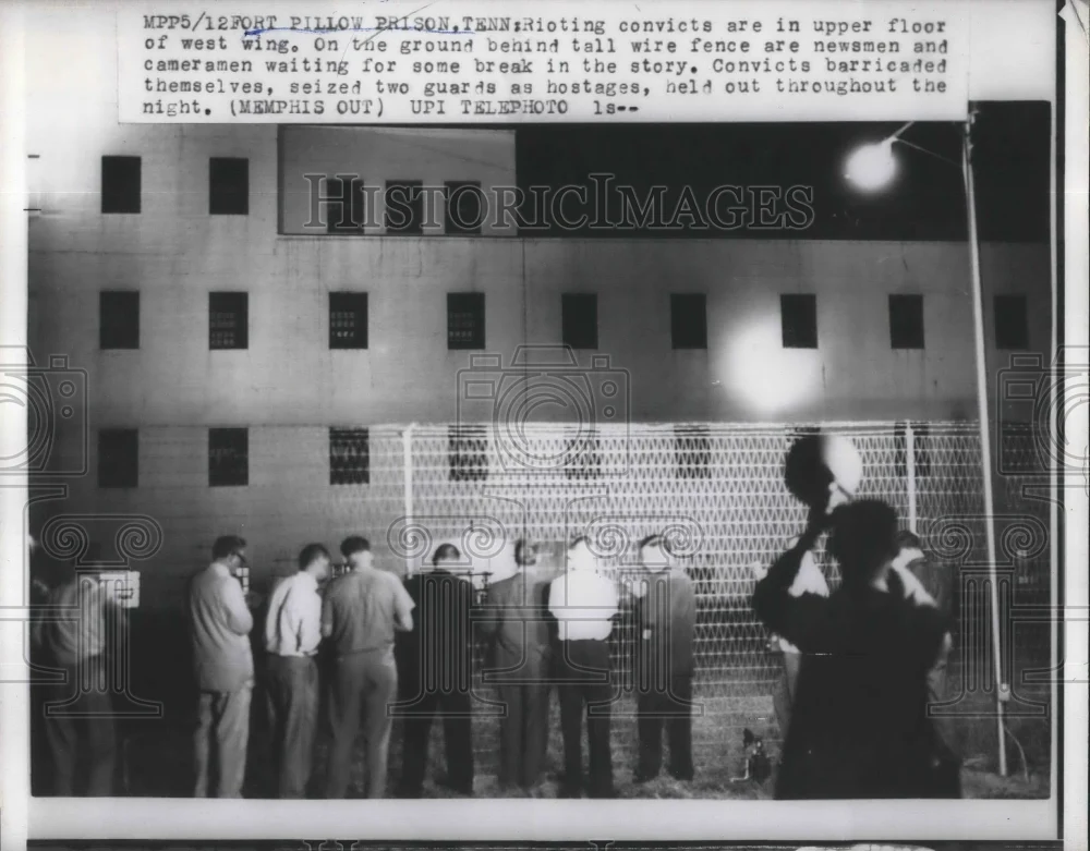 1959 Press Photo newsmen outside Fort Pillow Prison in TN during riot