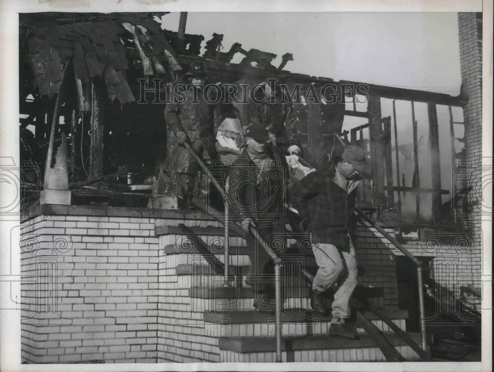 1946 Press Photo Cleveland, Ohio Jennings Hall Home for aged, firemen with vics