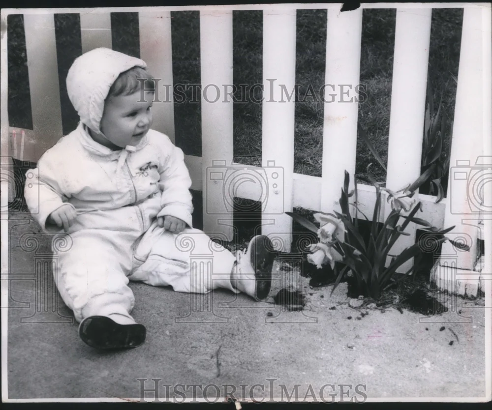 1961 Press Photo Kathy Albrecht age 17 months at her Cleveland, Ohio home