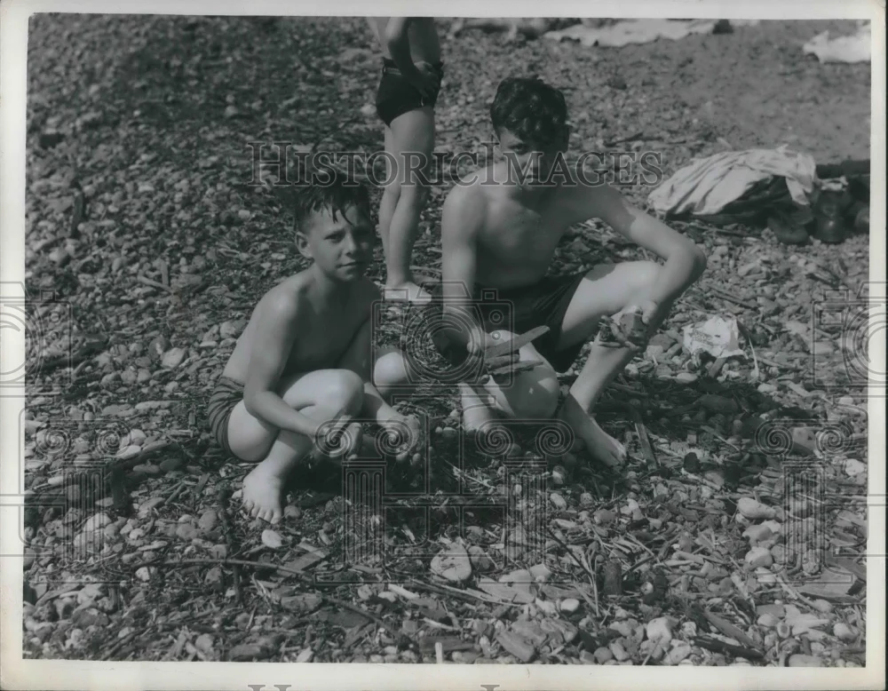 1946 Press Photo Albert Arselmi & Cay Sidwell Jr at Edgewater beach - nec73859