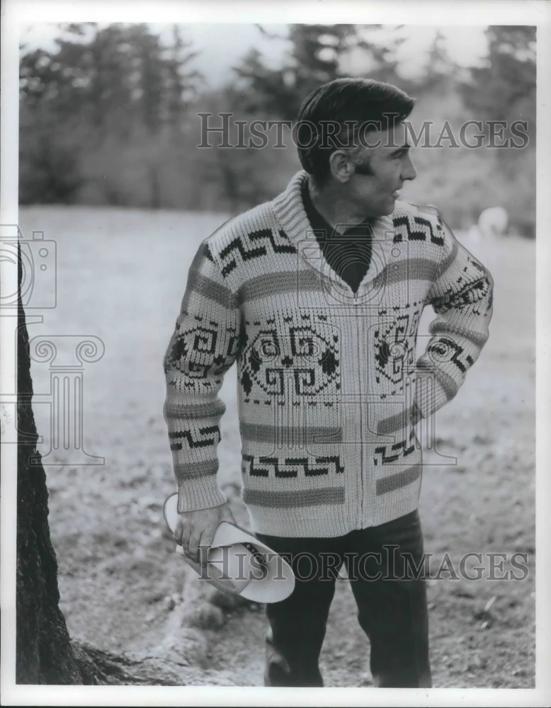 Press Photo Outdoor westerner sweater fashion for men - nec73963