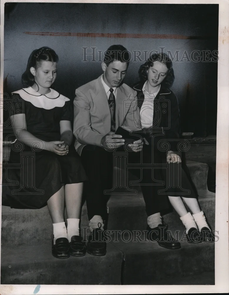 1952 Press Photo Barb Garrett, Michael Parkes, Sue Alderson at church in Ohio