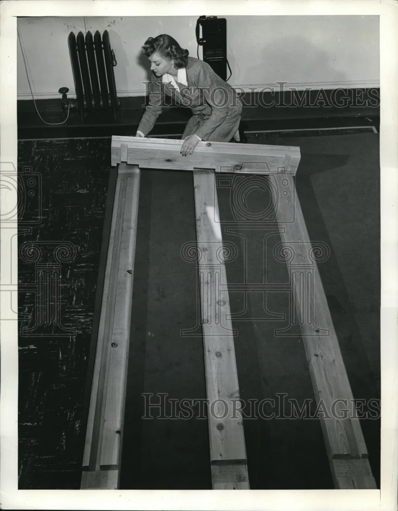 1942 Press Photo 3 base pieces joined by a roof member via interlocking slots