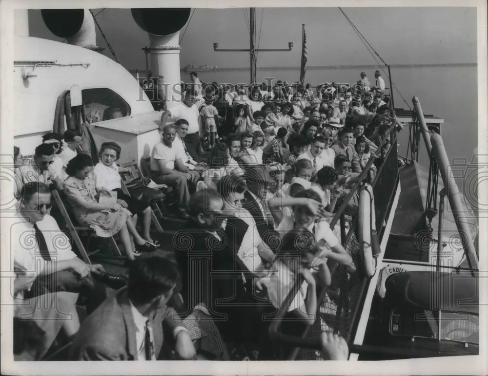 1943 Press Photo Tier Upon Tier" passengers sit on Cadillae - nec76057