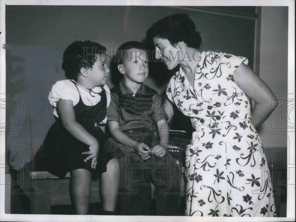 1955 Press Photo Hermine Mekertichian, teacher from Iran & US students