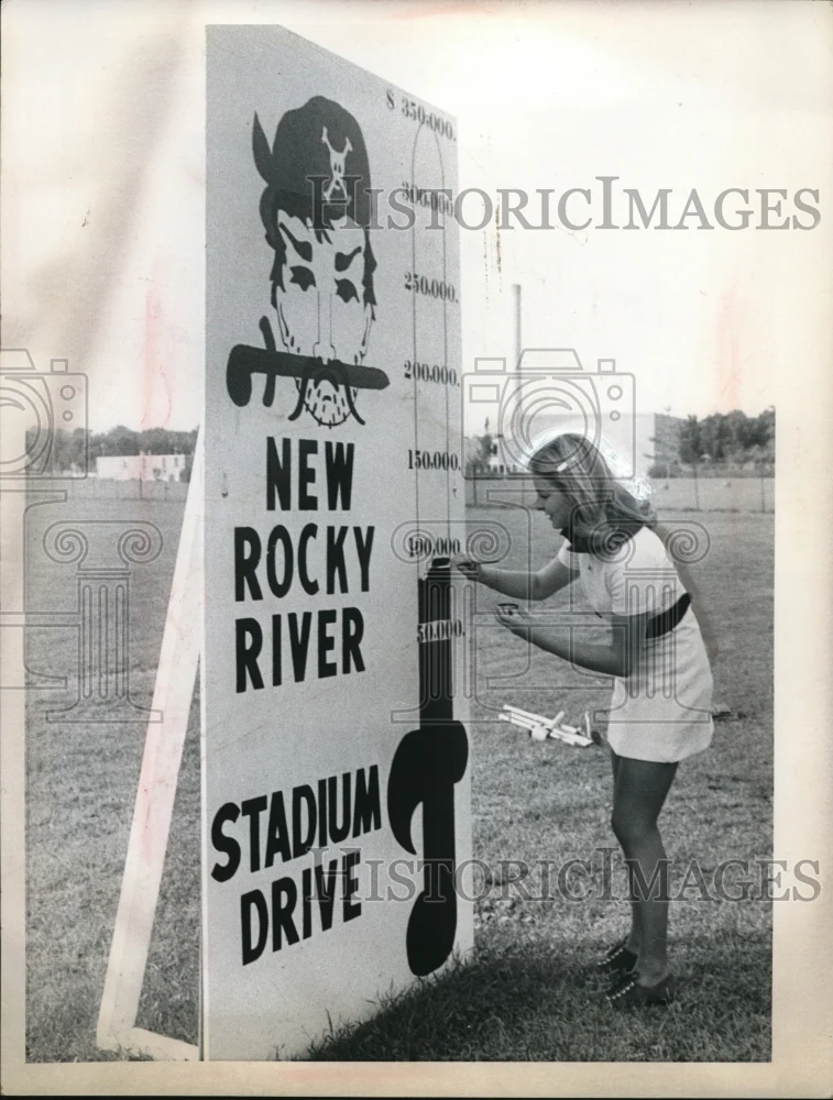 Press Photo Amy Wismar, R. River HS student adding paint to fund