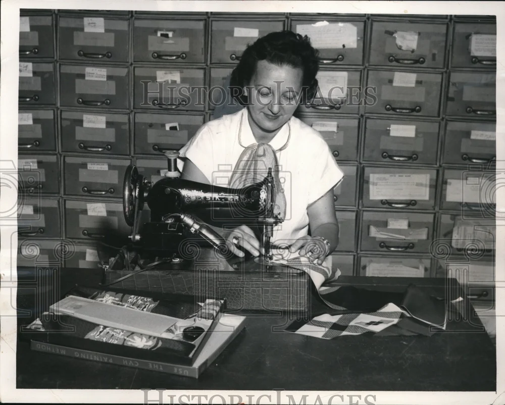 1954 Press Photo Mrs Kathryn Ivancic at Do It Yourself Hobby show sewing