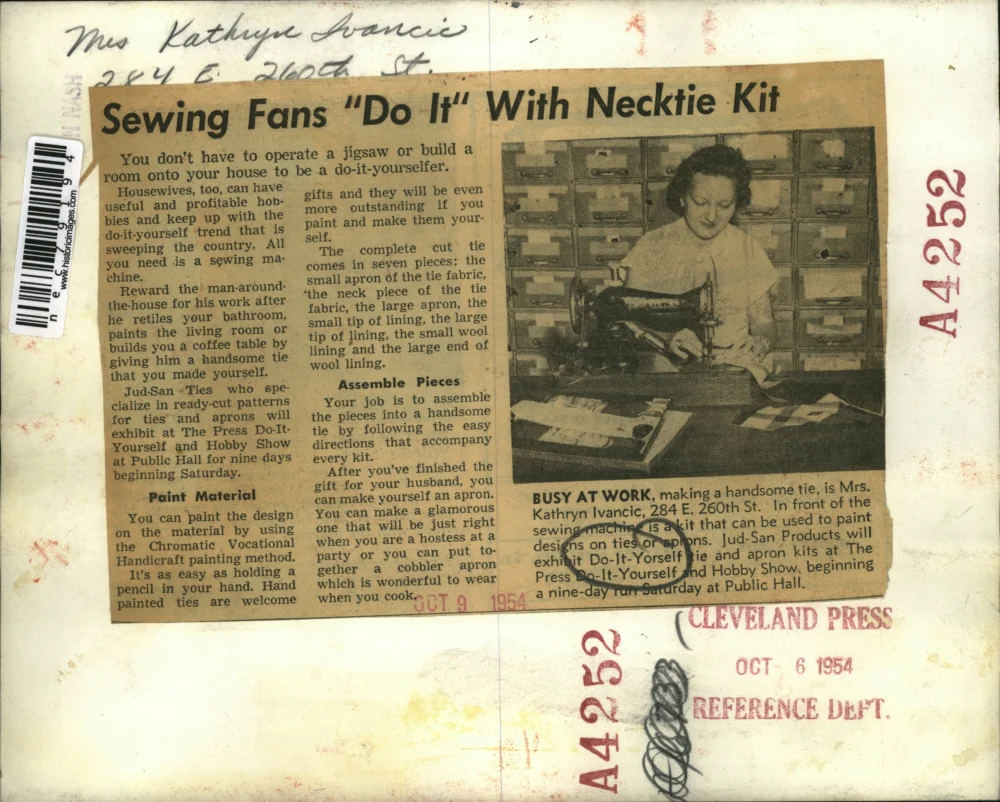 1954 Press Photo Mrs Kathryn Ivancic at Do It Yourself Hobby show sewing - Image 2
