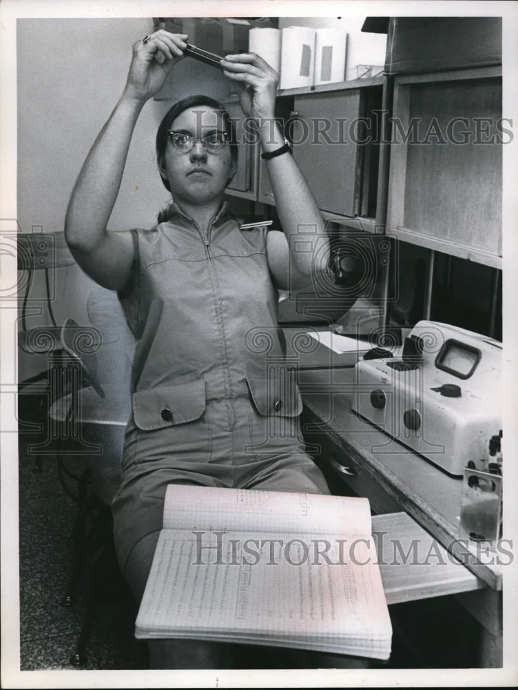 1969 Press Photo Christine Adranowycz using colorimeter - nec79491
