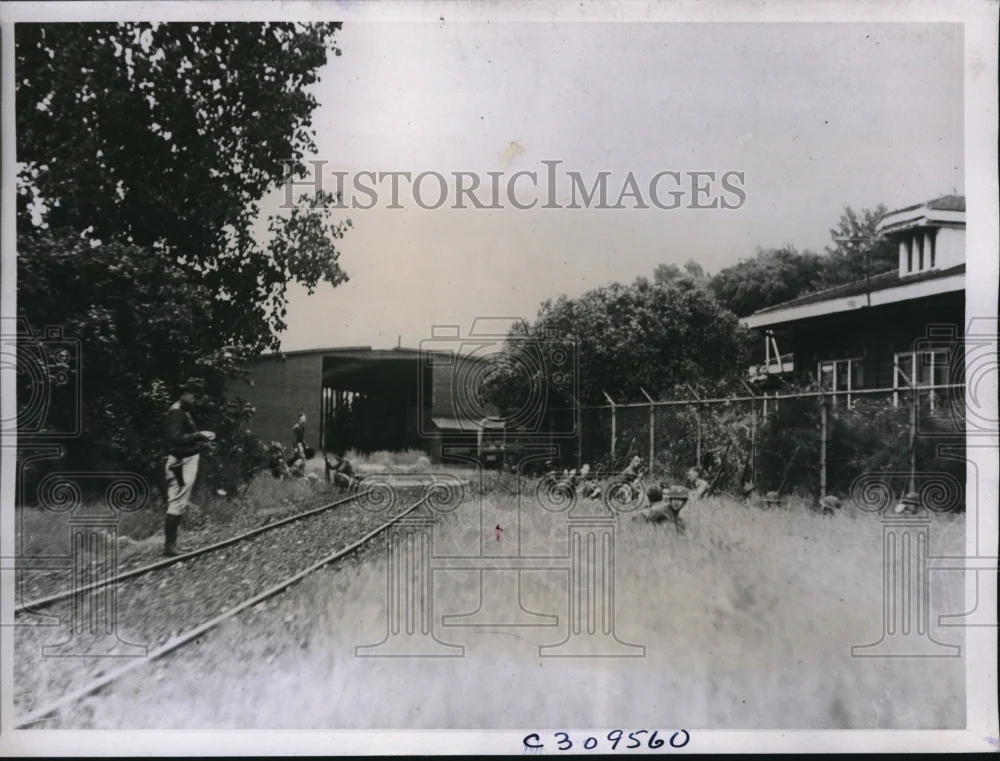 1935 Press Photo Illinois National Guardsmen guarding the Stover Manufacturing