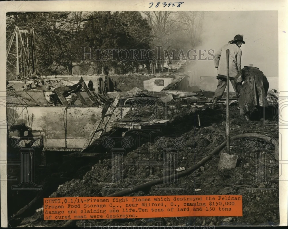 1946 Press Photo Fireman fight fire at Feldman Frozen Food Storage Company